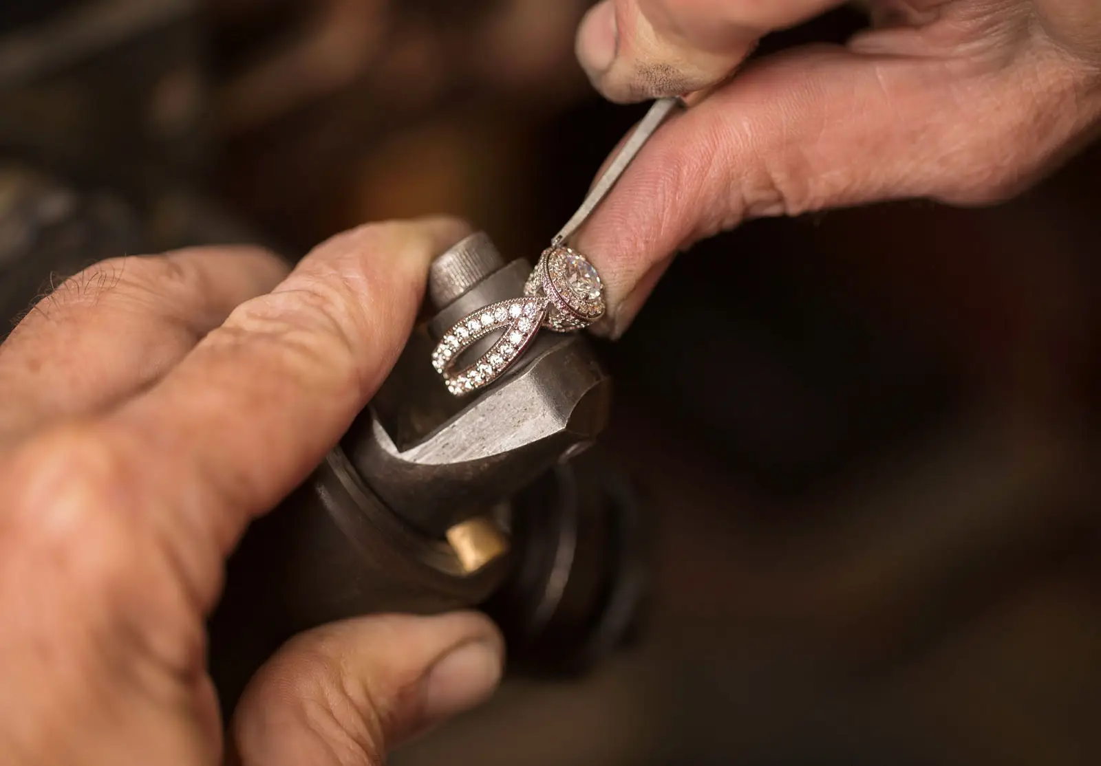 Bague de fiançailles sertie de diamants par le joaillier avec son échoppe