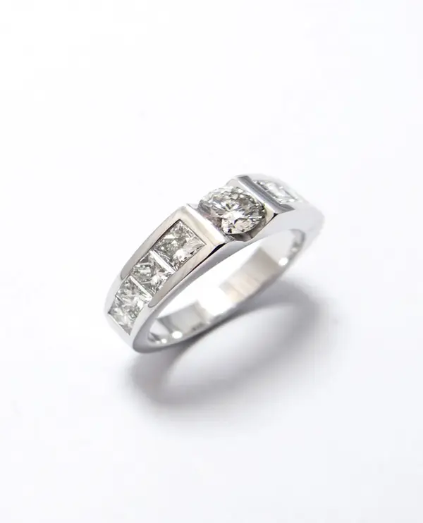 Bague or blanc 18 carats avec diamant rond 0,50 carat et diamants baguettes