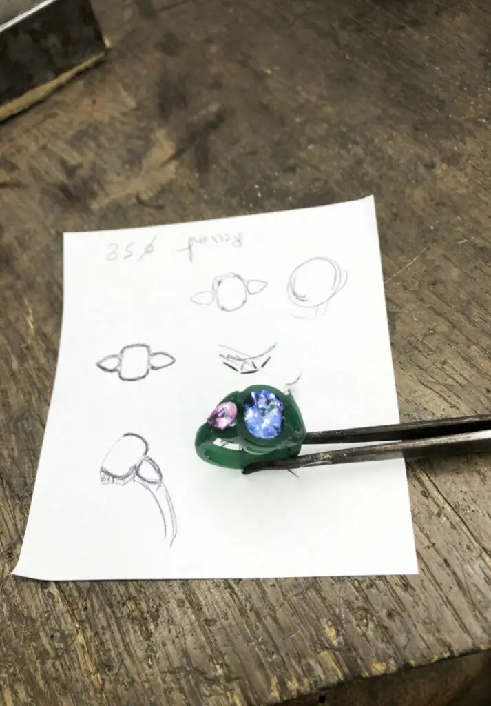 Croquis et maquette en cire d’une bague pour une tanzanite et deux saphirs roses