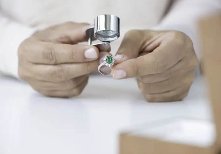 Le joaillier examine une bague à la loupe