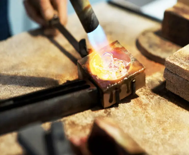 Melting gold for the transformation of jewellery