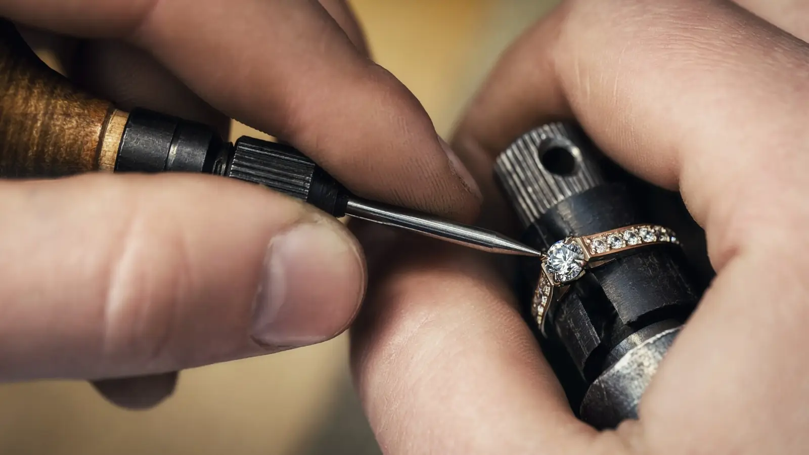 Travail du joaillier dans l’atelier