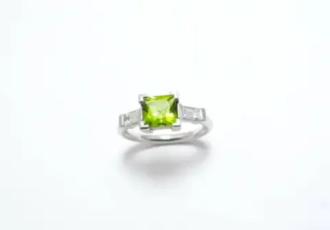 Palladium-plated white gold ring with a square peridot at the centre