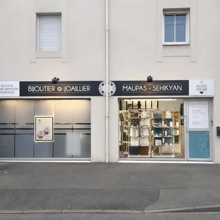 Joaillier en boutique pour l’estimation de bijoux en or