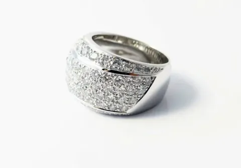 18-carat white gold ring with a diamond pavé setting