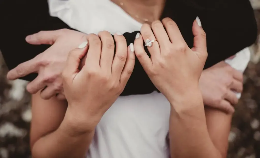 Bague de fiançailles portée au doigt de la future mariée