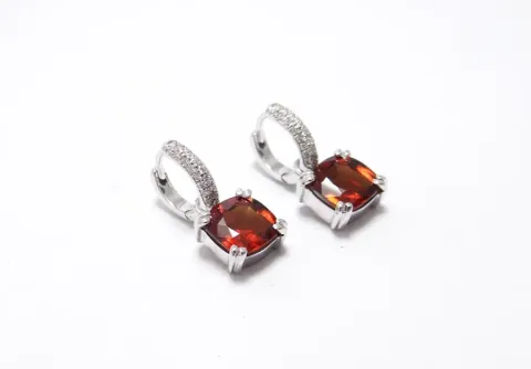 Boucles d’oreilles or blanc 18 carats, pavage diamants et deux grenats hessonites