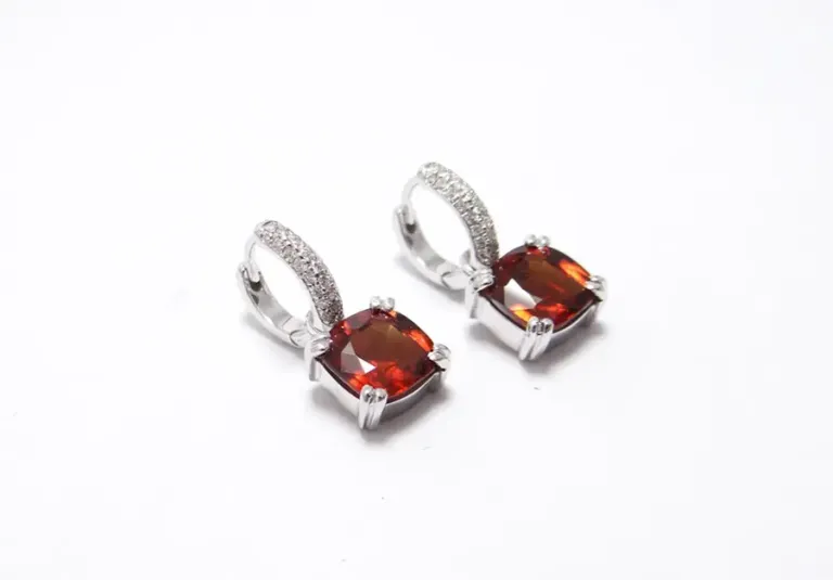 Boucles d’oreilles or blanc 18 carats, pavage diamants et deux grenats hessonites