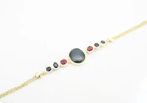 Hinged articulated bracelet set with cabochon sapphires