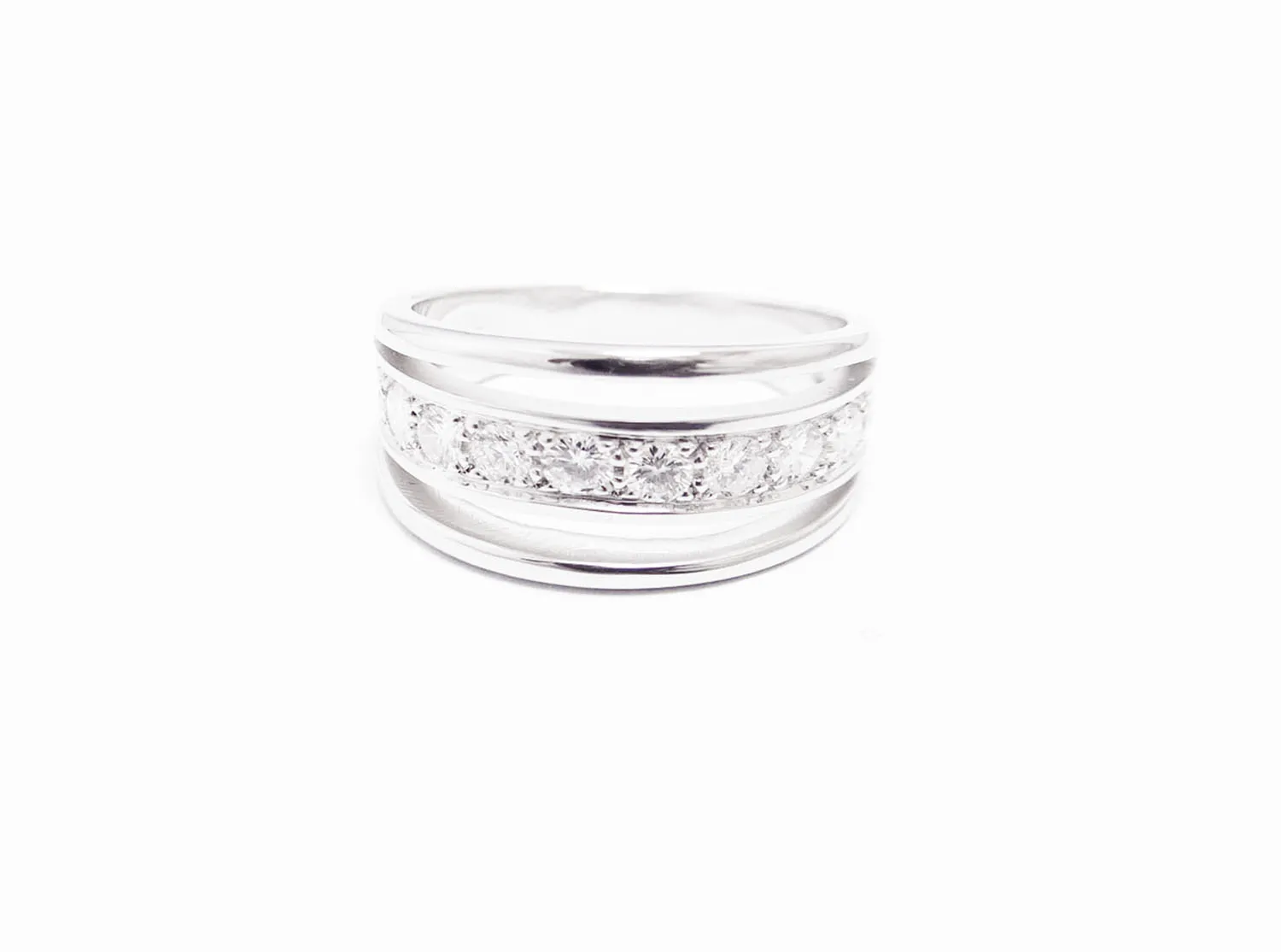 Bespoke 18-Carat White Gold Diamond Wedding Band near Nantes