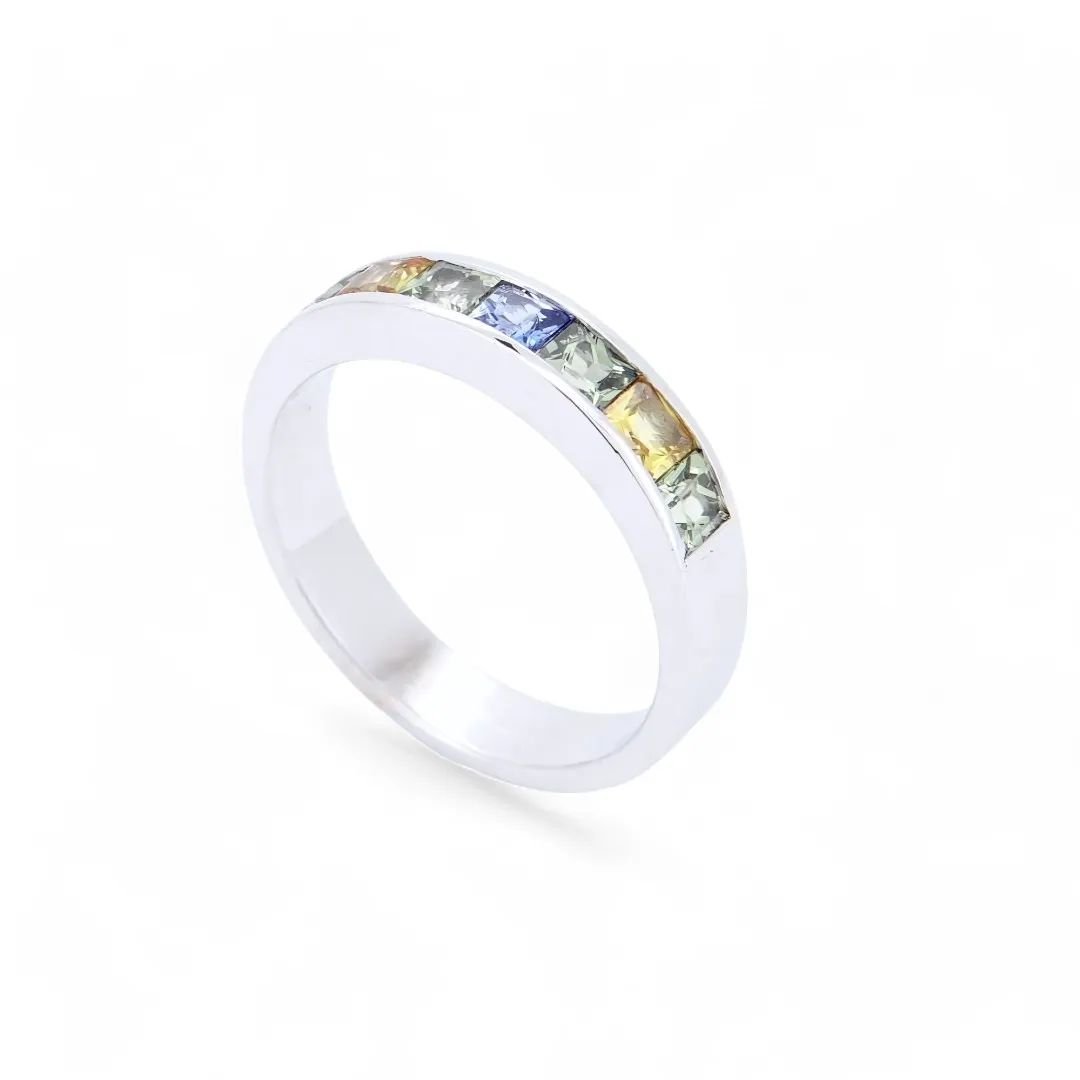 Bague alliance en or blanc 18 carats ornée de saphirs multicolores sertis en ligne, bijou de luxe au design moderne et intemporel.