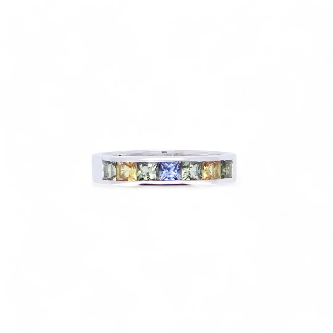 Bague en or blanc 18 carats sertie de saphirs multicolores taille princesse en serti rail, création artisanale élégante et raffinée.