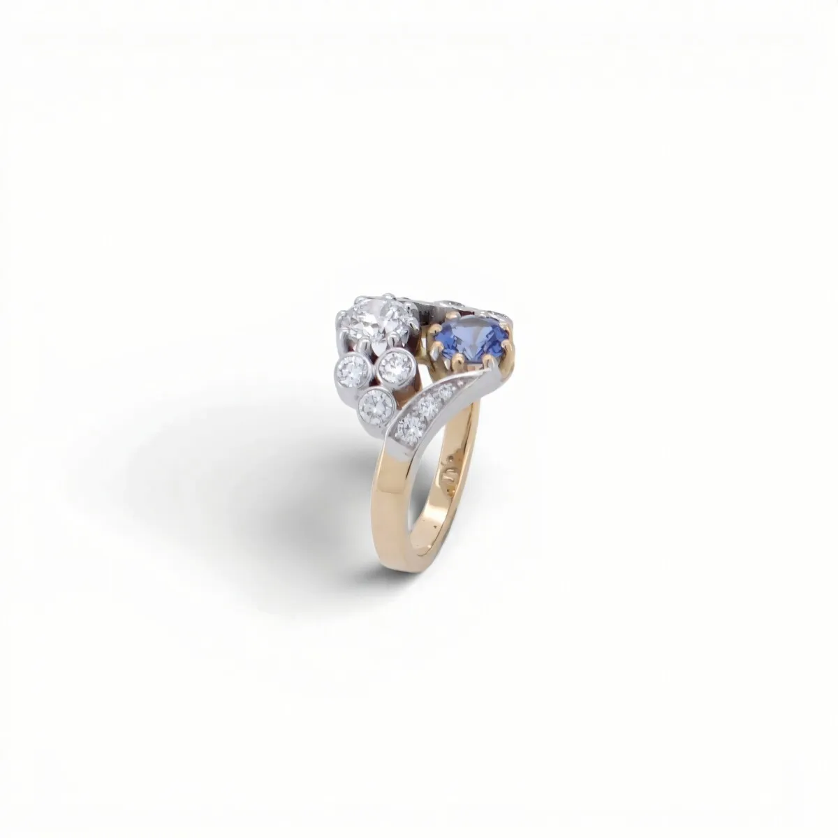 Bague Toi et Moi saphir bleu et diamant, entourage de petits diamants sertis, or bicolore, vue de profil