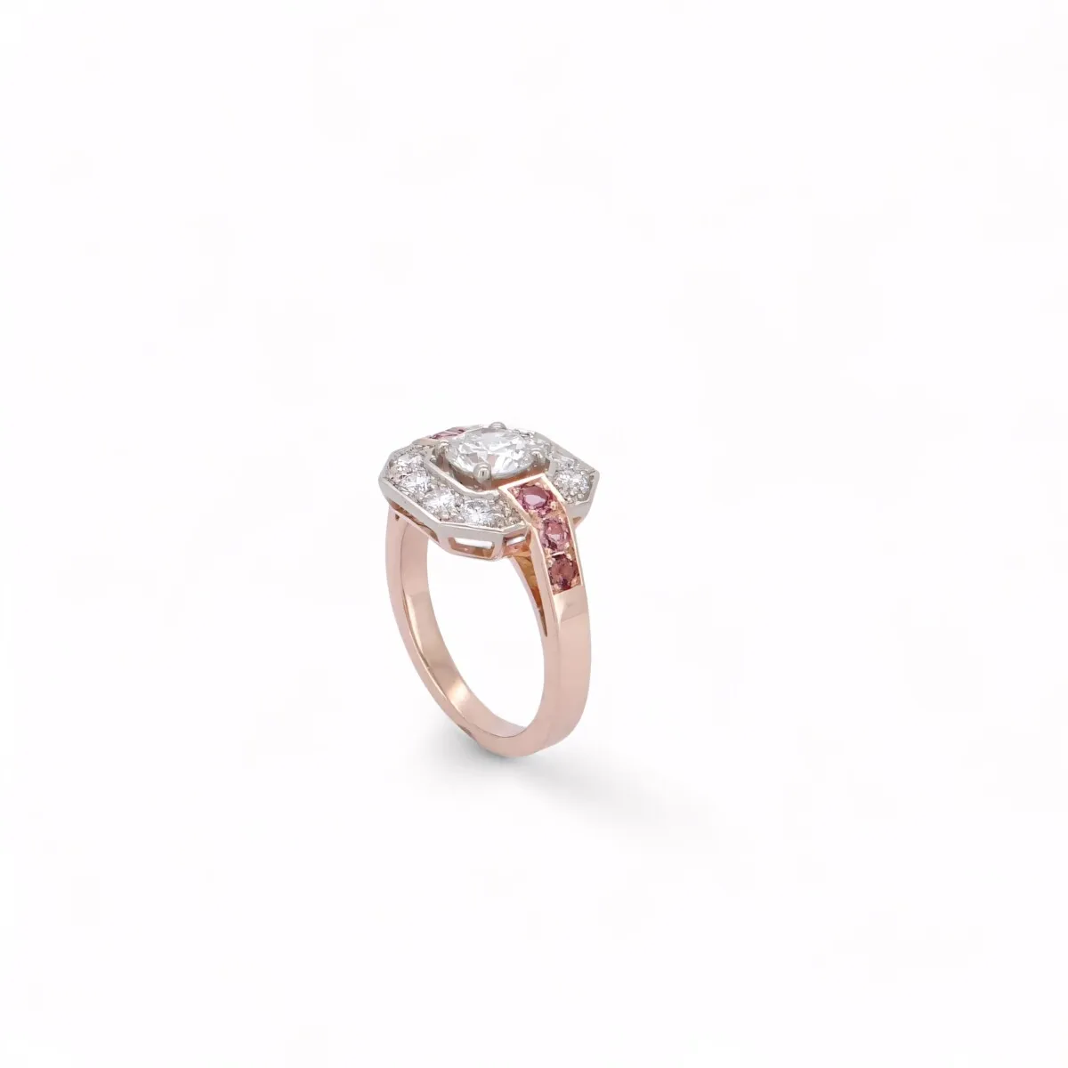 Bague Art Déco diamant et tourmaline en or rose, bague géométrique raffinée proposée par joaillier à Nantes