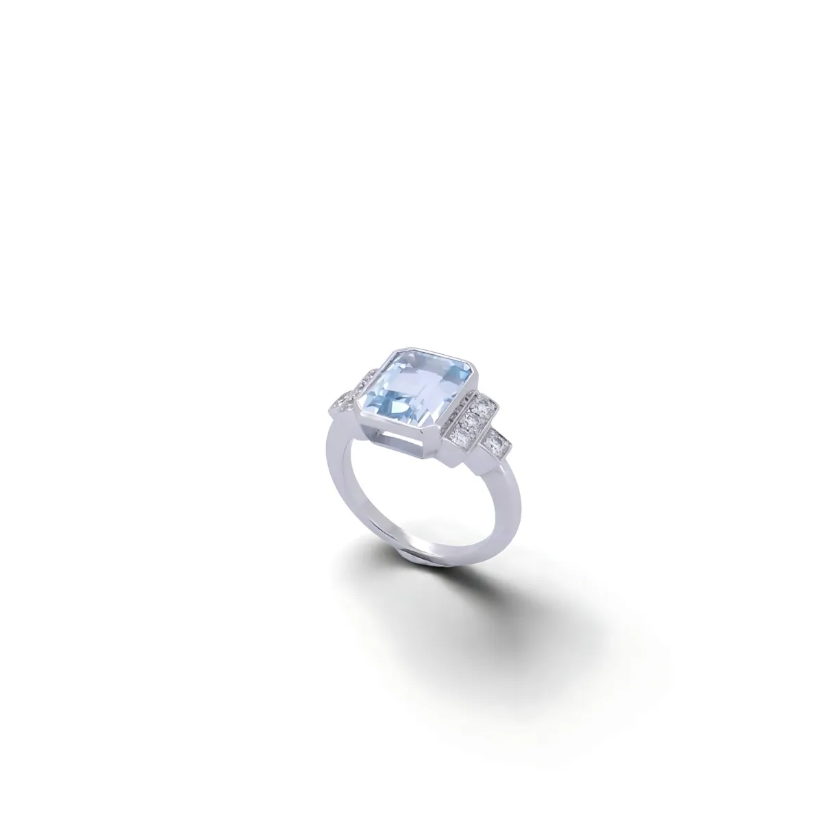 Bague de fiançailles en or blanc ornée d\'une aigue-marine bleu clair et de diamants en pavage géométrique