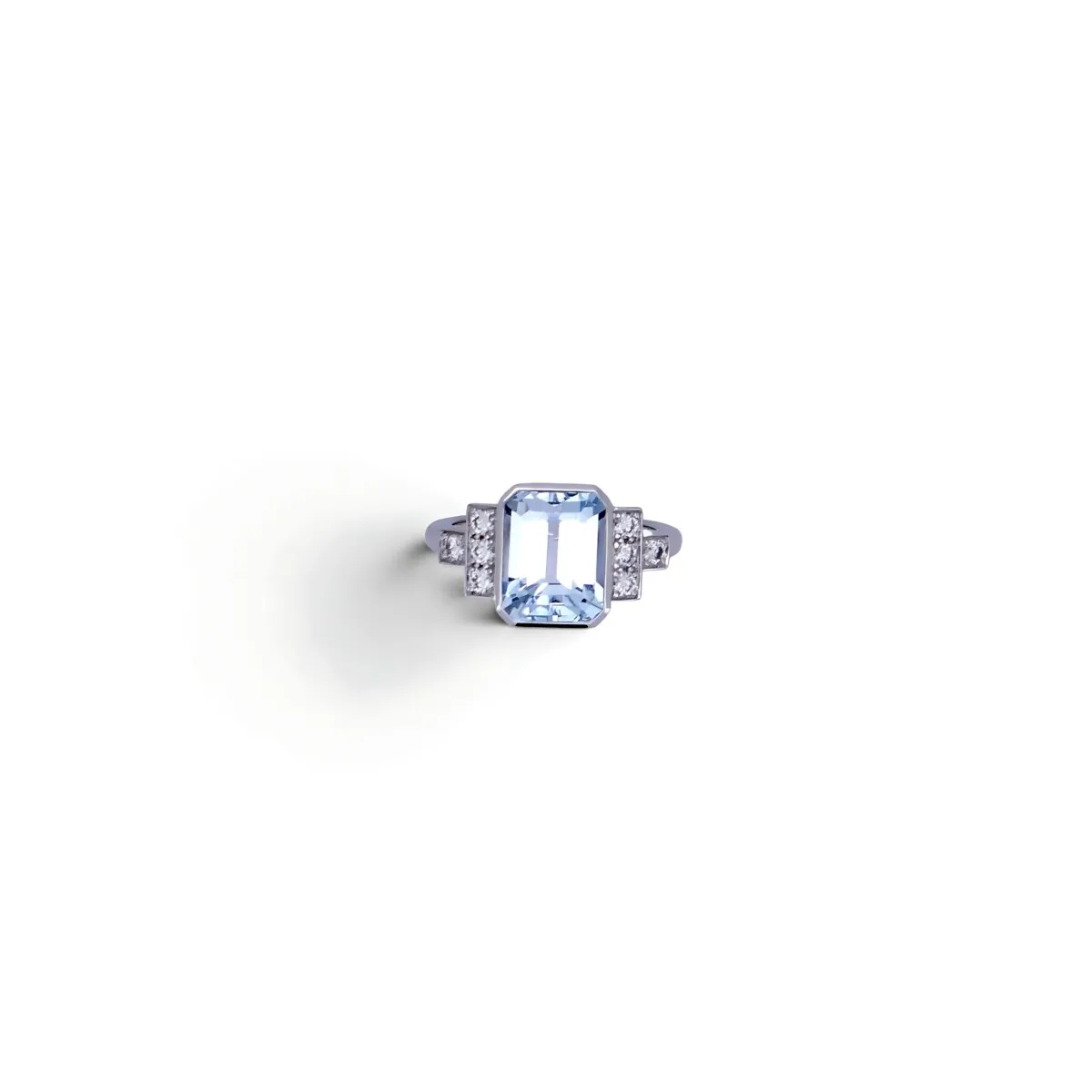 Bague Art déco en or blanc 18 carats sertie d\'une aigue-marine taille émeraude épaulée de diamants