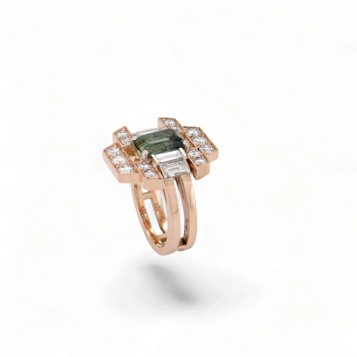 Bague joaillière en or rose avec émeraude rectangulaire et diamants baguette et brillants