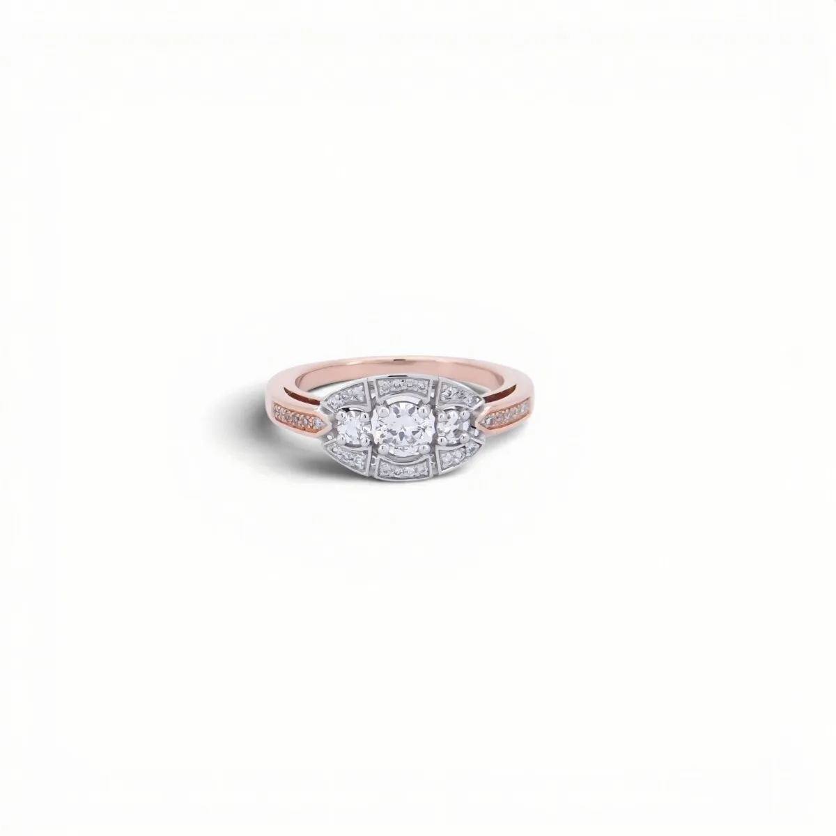 Bague or rose et blanc 18 carats au motif géométrique ajouré, trois diamants et diamants sertis sur le corps