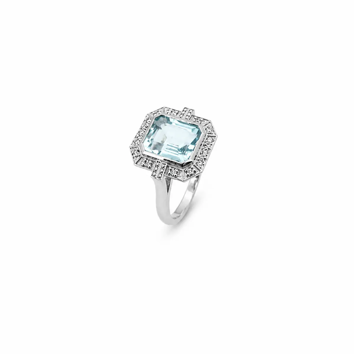 Bague Art Déco en or blanc 18 carats sertie d\'une topaze bleue taille émeraude entourée de diamants, création joaillière Maupas-Sehikyan.