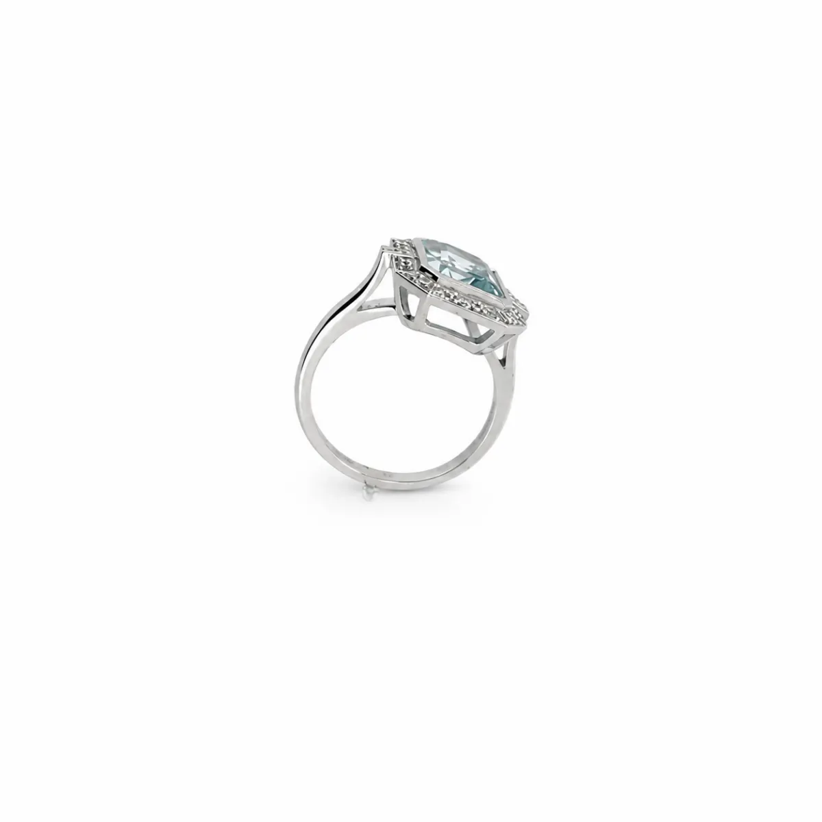Bague de créateur en or blanc 18 carats ornée d\'une topaze bleue taille émeraude et de diamants, inspiration Art Déco, joaillerie Maupas-Sehikyan.