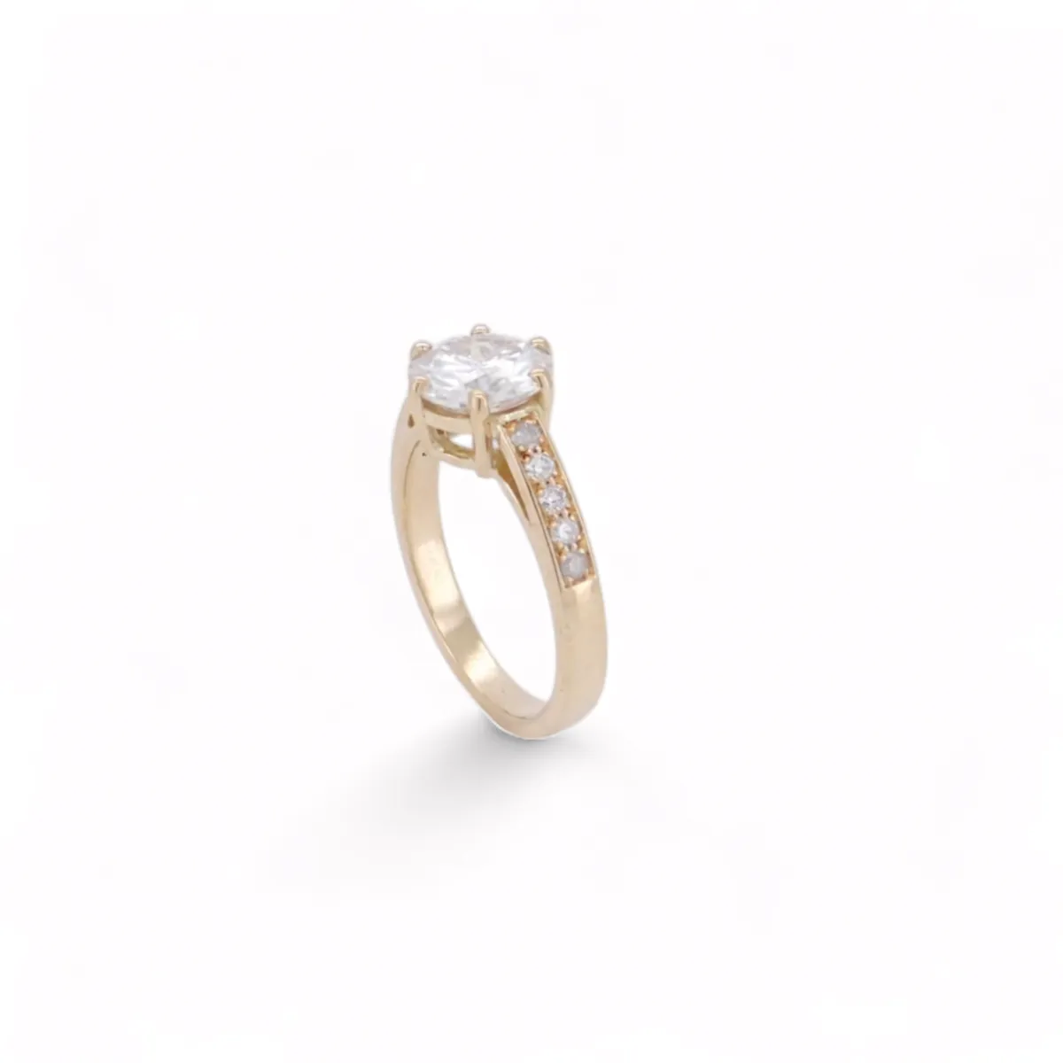 Bague élégante en or jaune avec pierre centrale brillante et anneau serti de diamants