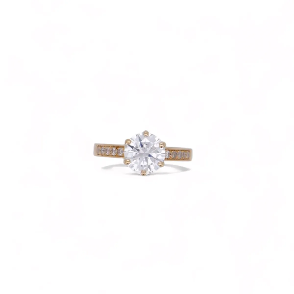 Bague solitaire en or jaune avec diamant central et pavage de diamants sur l’anneau