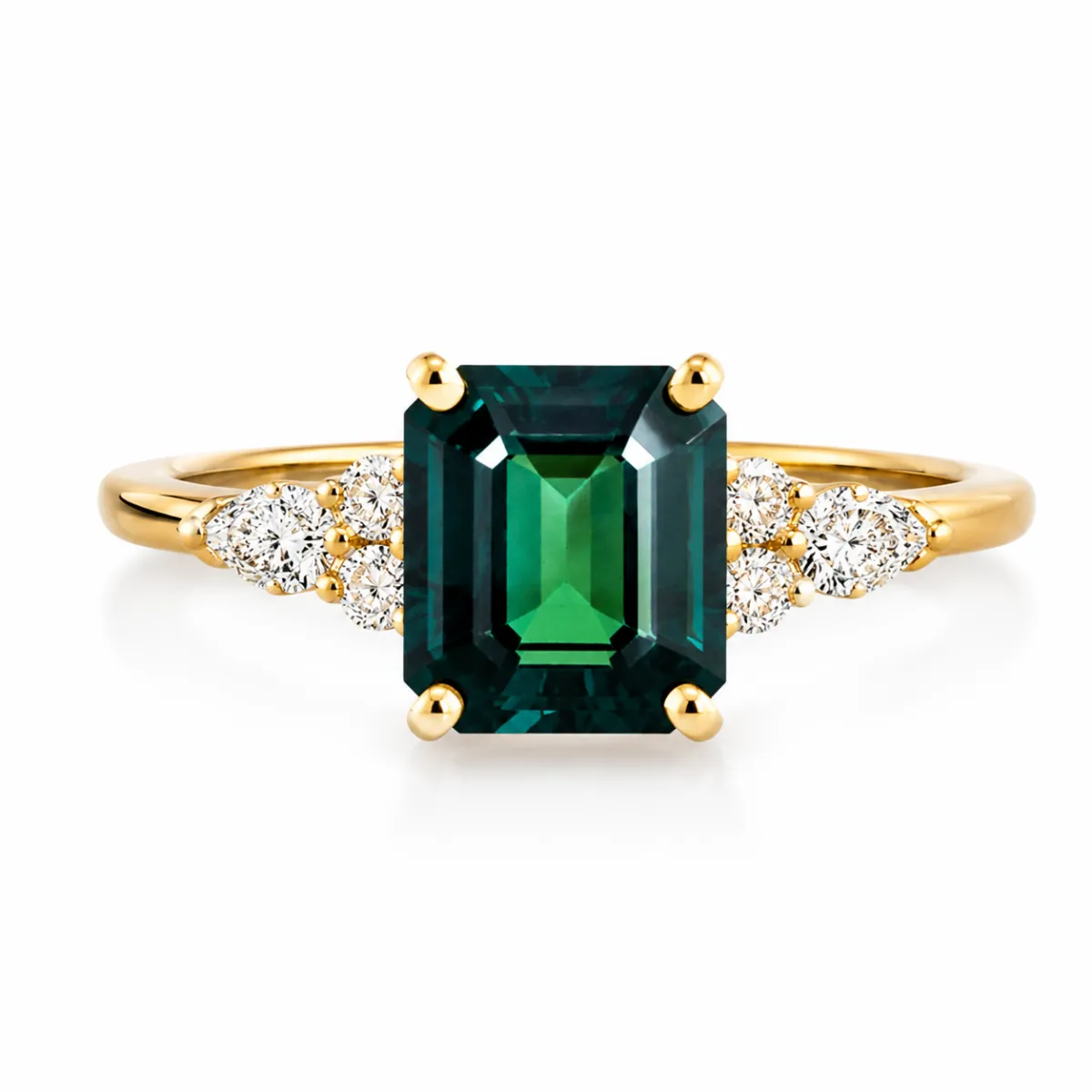 Bague en or jaune 18 carats avec tourmaline verte naturelle taille émeraude et diamants, création artisanale signée Maupas Sehikyan.