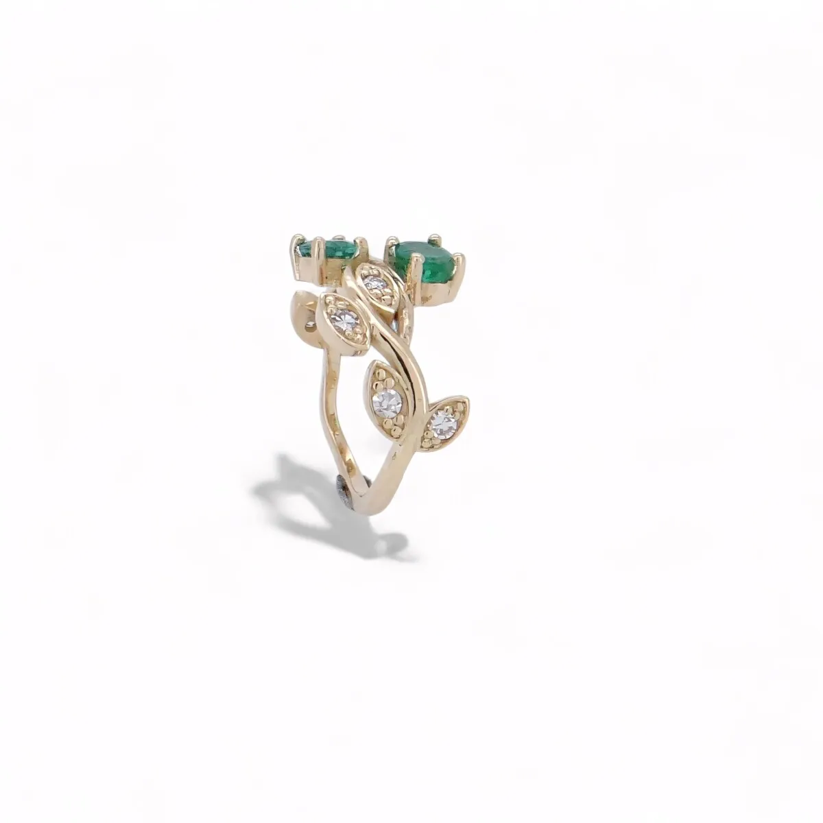 Bague design en or jaune ornée de pierres vertes ovales et de diamants en serti marquise, style organique et moderne joaillier createur a nantes