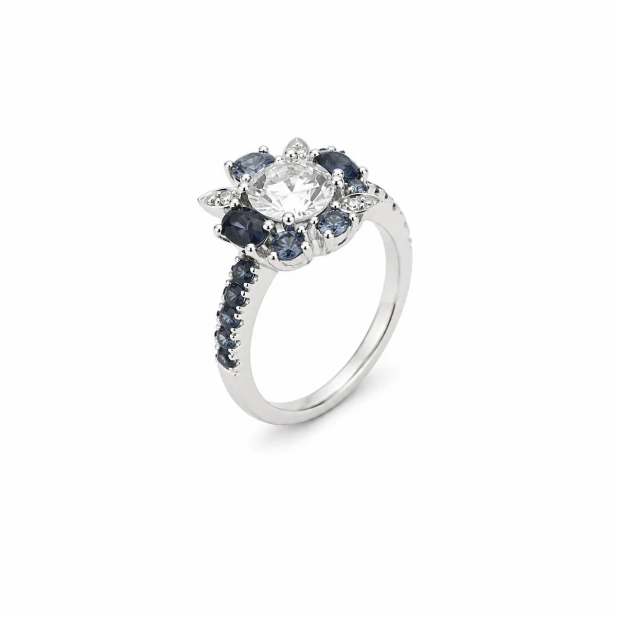 Bague en or blanc 18 carats avec diamant central rond, saphirs bleus et diamants, création artisanale signée Maupas Sehikyan.