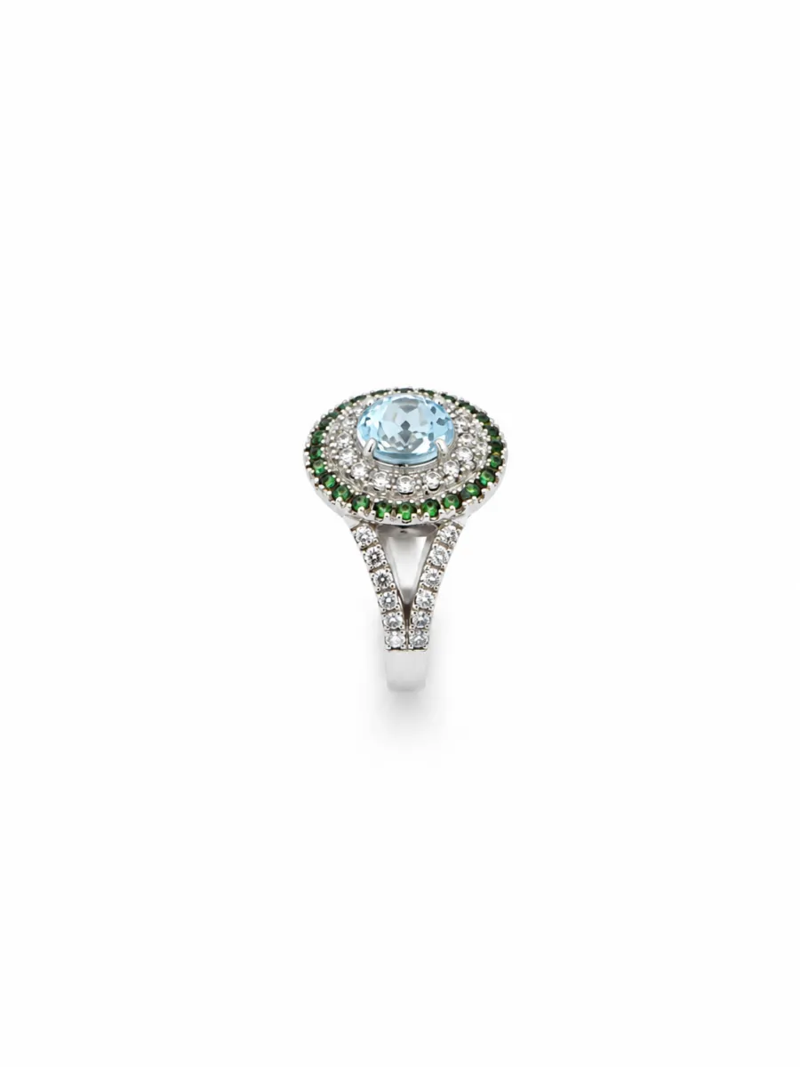Bague en or blanc 18 carats ornée d\'une aigue-marine ovale, d\'un entourage de diamants et de tsavorites vertes, bijou raffiné de haute joaillerie. createur nantais