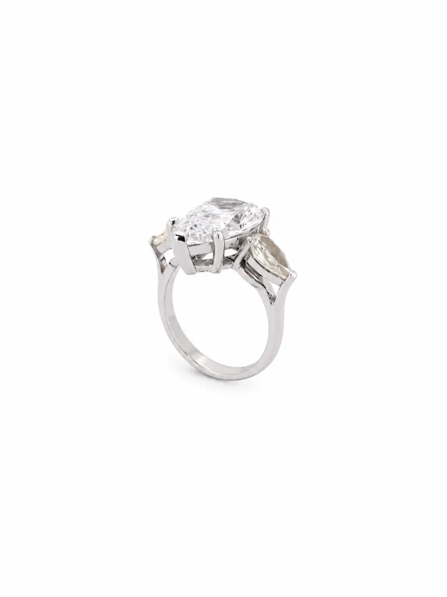 Bague en or blanc 18 carats sertie d\'un diamant taille poire accompagné de deux diamants latéraux taille marquise, création de haute joaillerie.