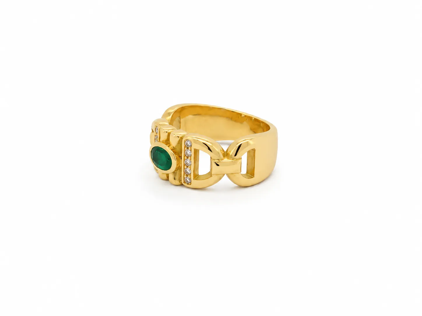 Bague en or jaune 18 carats sertie d\'une émeraude ovale naturelle et de diamants, création artisanale signée Maupas Sehikyan.