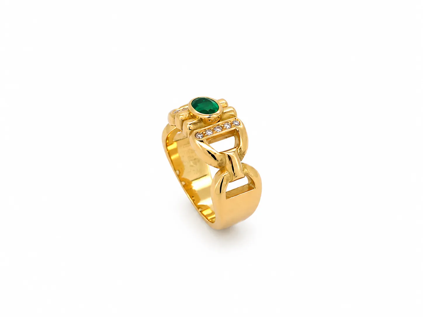 Bague en or jaune 18 carats avec émeraude ovale en serti clos et diamants, création joaillière au design contemporain et élégant.
