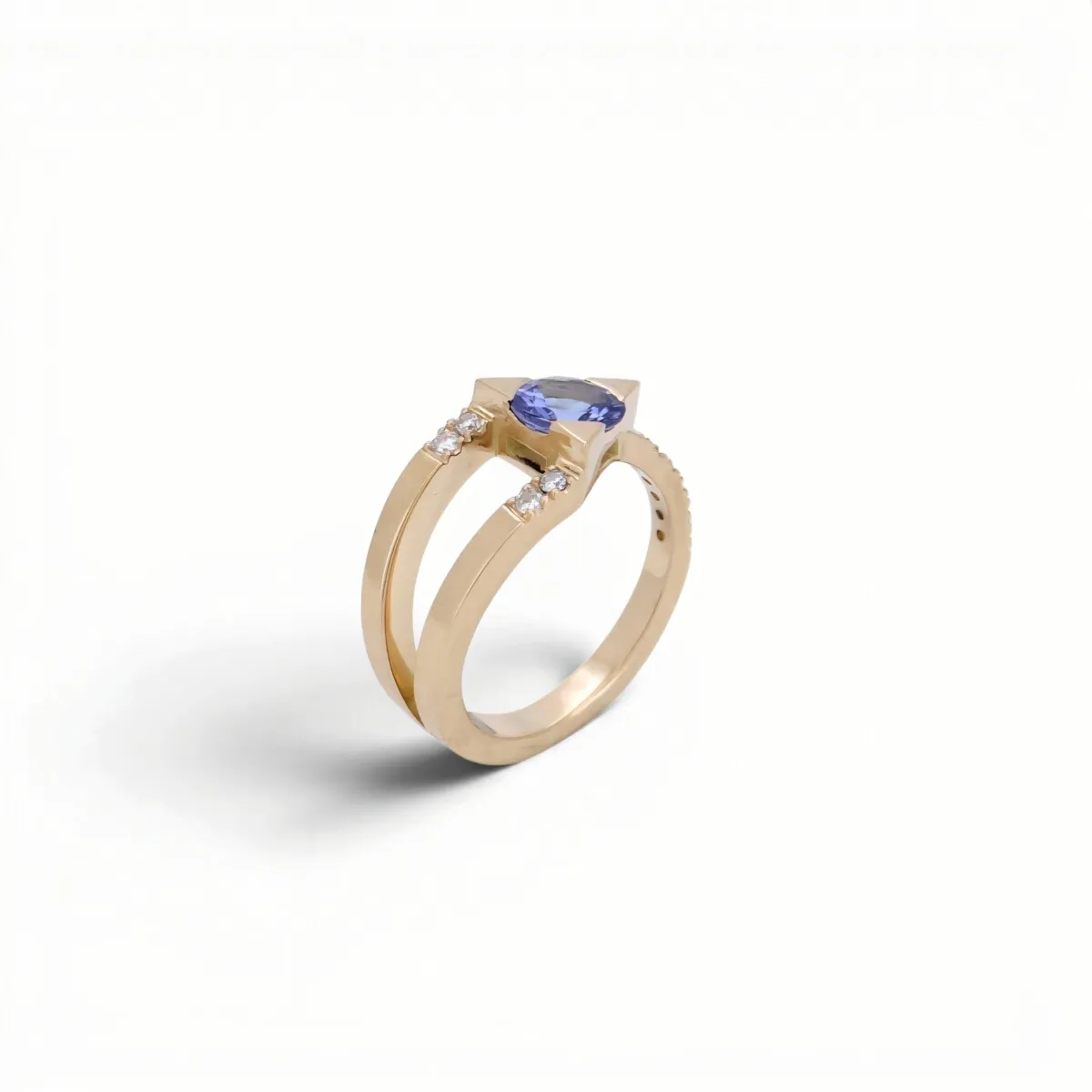Bague moderne géométrique en or jaune 18 carats ornée d\'une tanzanite ronde et de diamants sertis