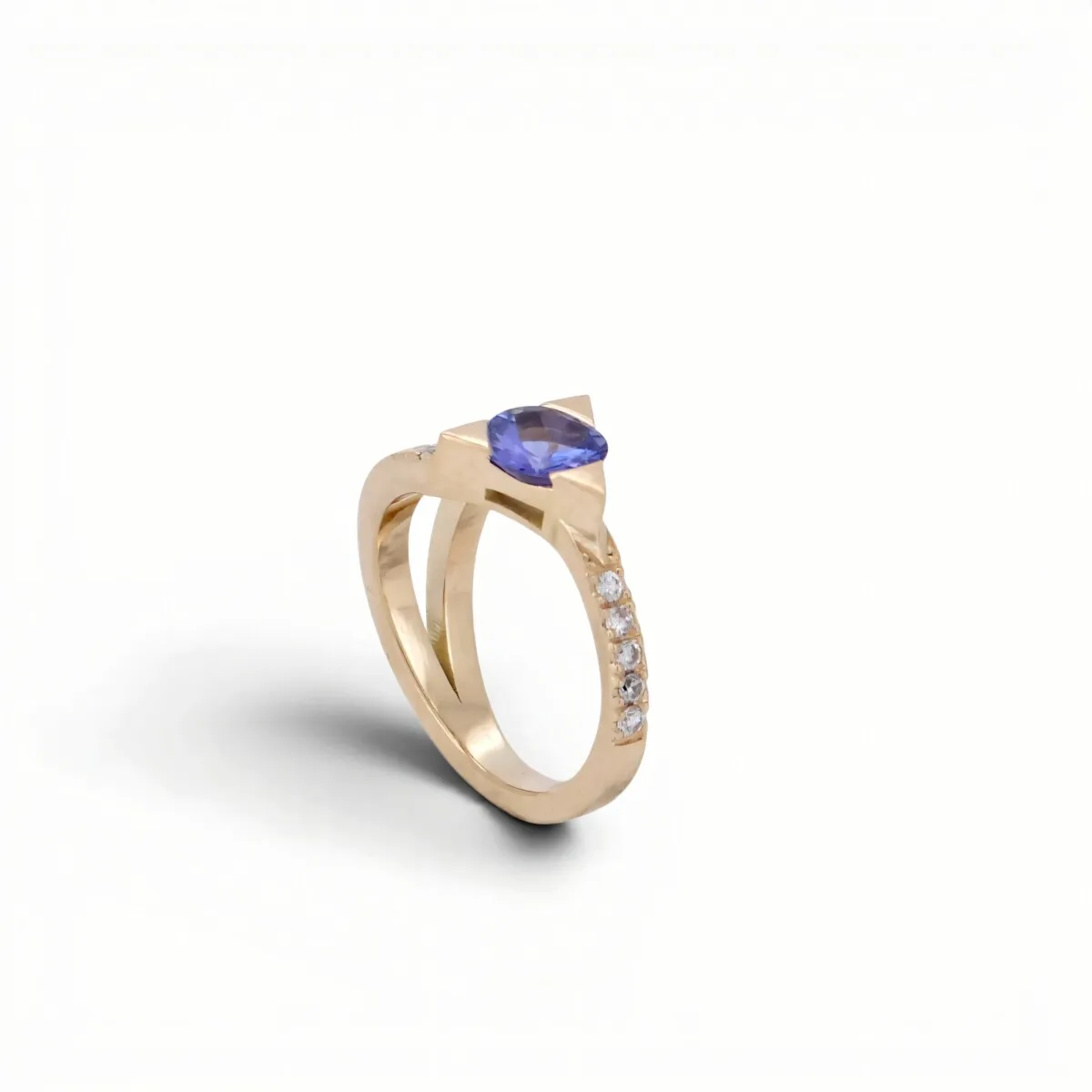 Bague géométrique en or jaune 18 carats, tanzanite ronde encadrée de diamants sur épaulement fendu