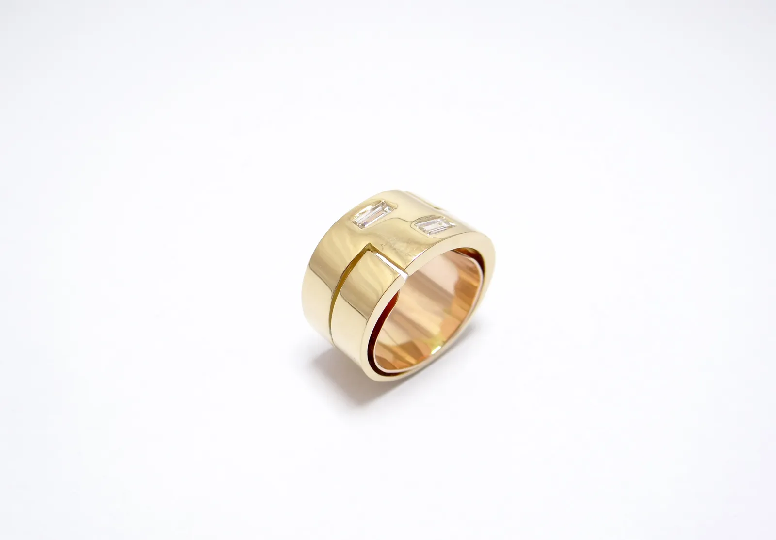bague en or jaune 18 carats anneau large avec un ressort et deux diamant baguettes