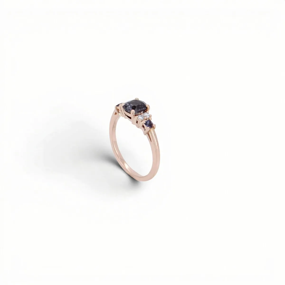 Bague or rose spinelle gris central, diamants ronds et spinelles carrés sur les côtés, vue de face
