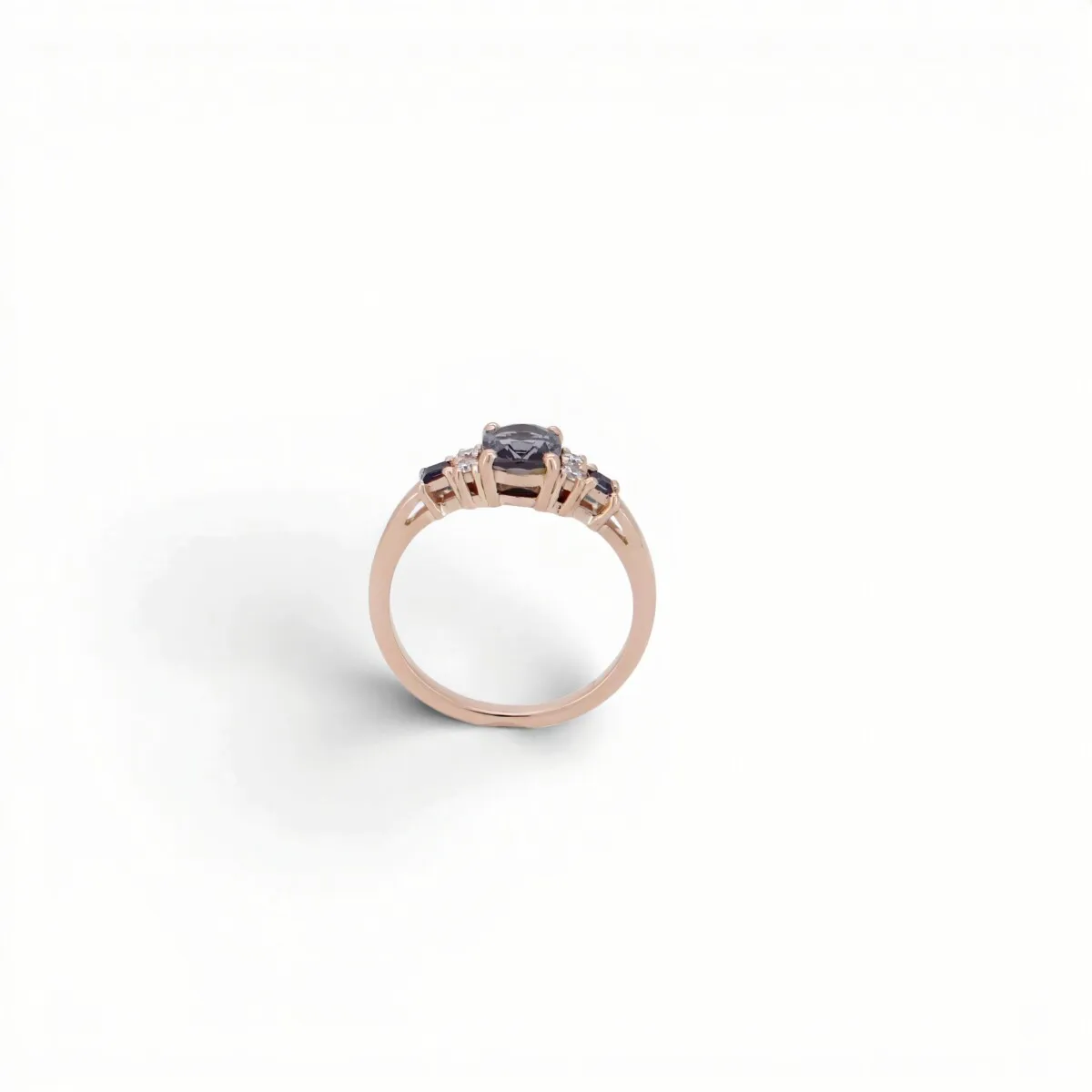 Bague or rose spinelle sur mesure à Nantes, née de vieux bijoux