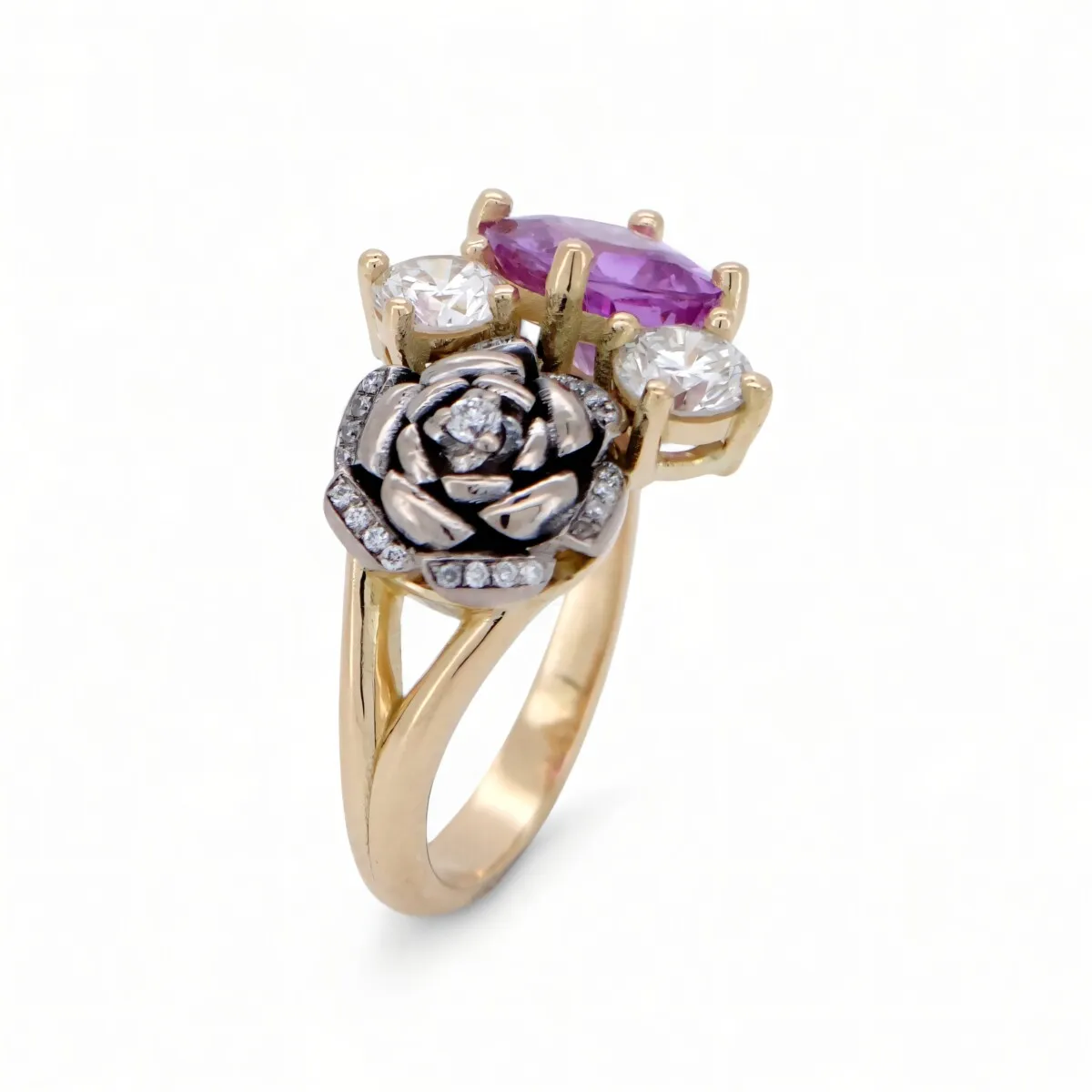 Bague joaillière en or jaune avec gemme rose, diamants et décoration florale