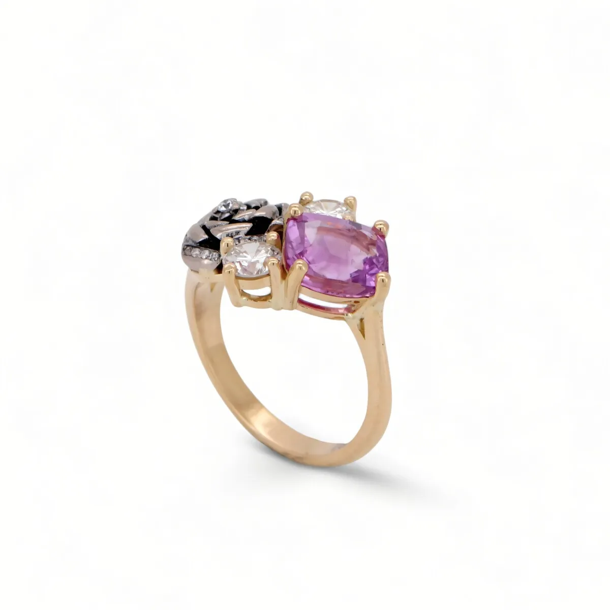 Bague en or avec pierre rose, diamants et motif fleur serti de diamants