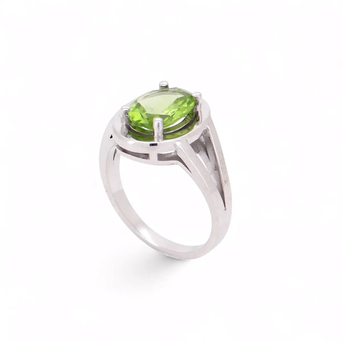 Bague en or blanc moderne avec péridot ovale vert vif monté en serti griffes