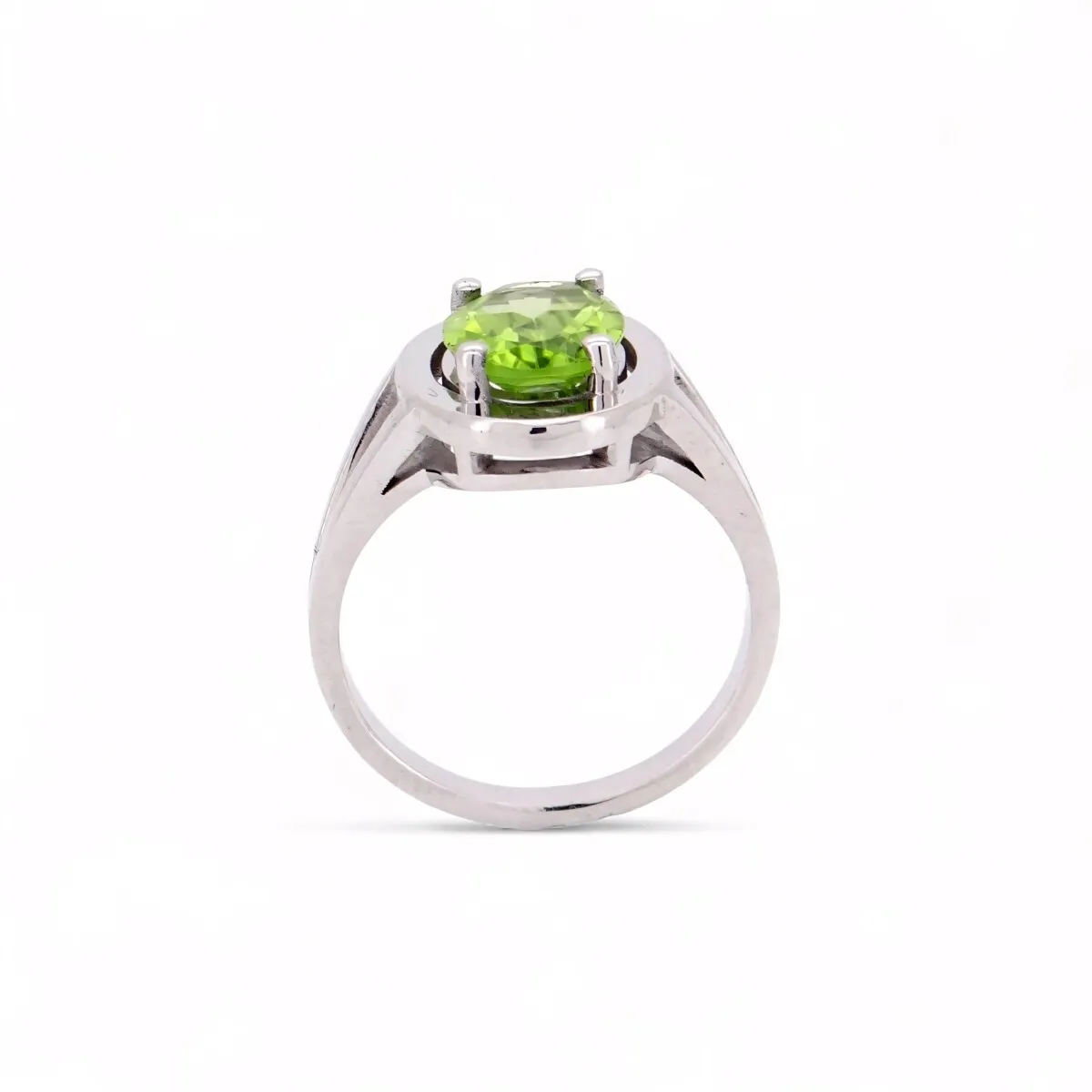 Bague élégante en or blanc avec pierre verte centrale facettée et design épuré