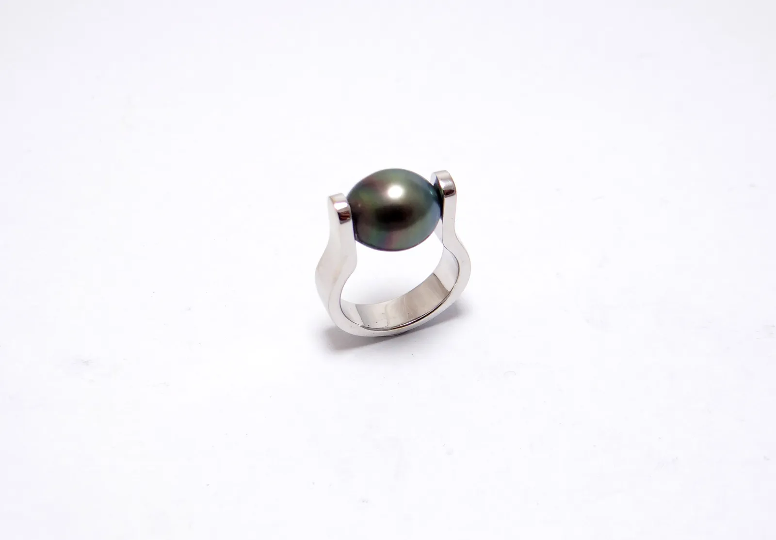 White Gold Tahitian Pearl Ring: A Bespoke Jewel Made Near Nantes