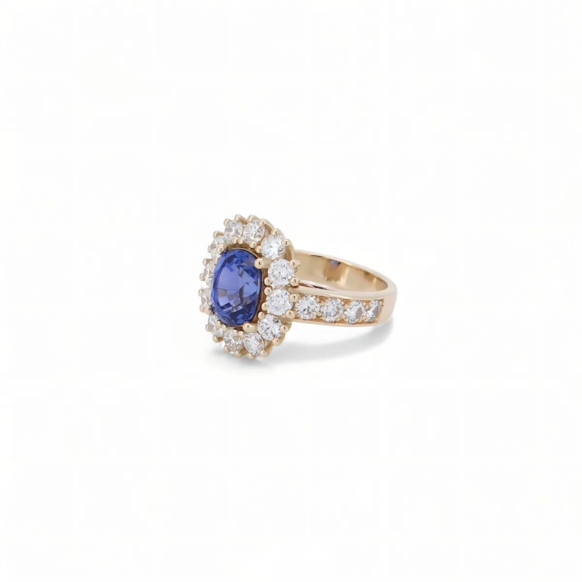 Monture en or jaune 18 carats sublimée par un saphir de Ceylan taille ovale de 3 carats et un halo de diamants ronds - pièce unique de haute joaillerie.