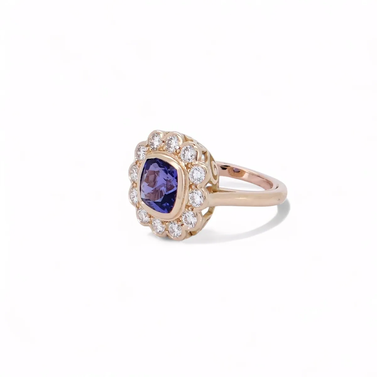 Bague élégante en or jaune avec pierre bleue et pavage de diamants en forme de fleur