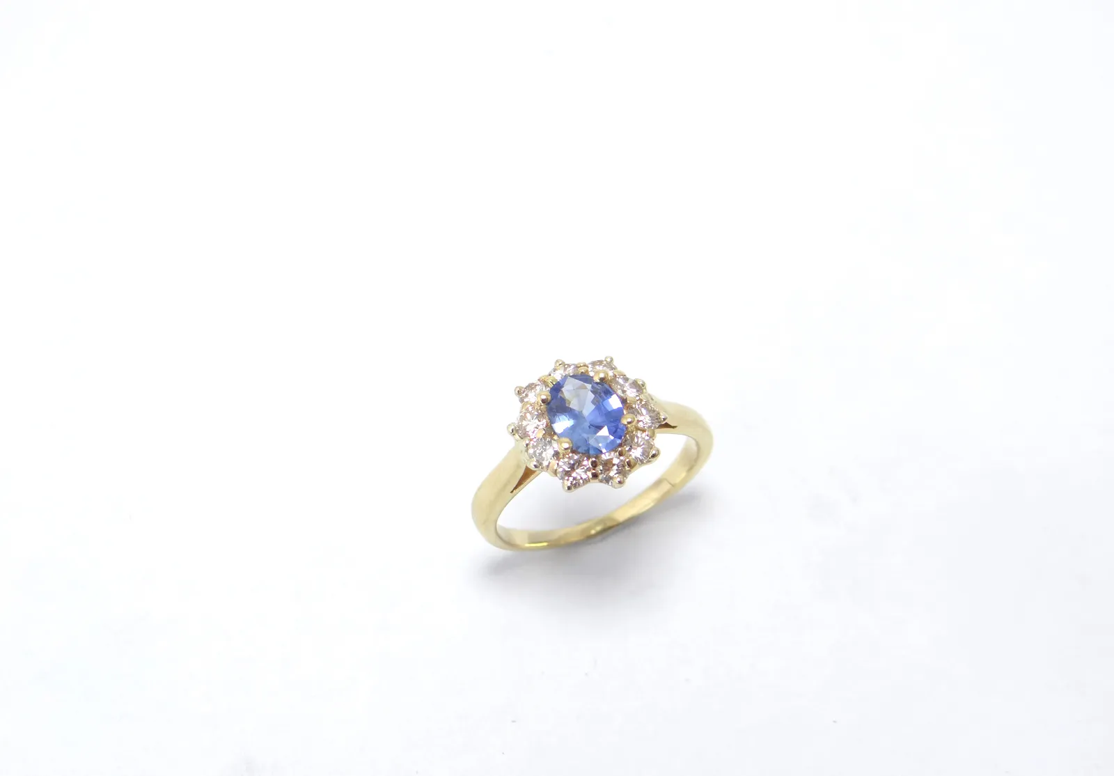 bague saphir ceylan et diamant autour en or jaune 18 carats