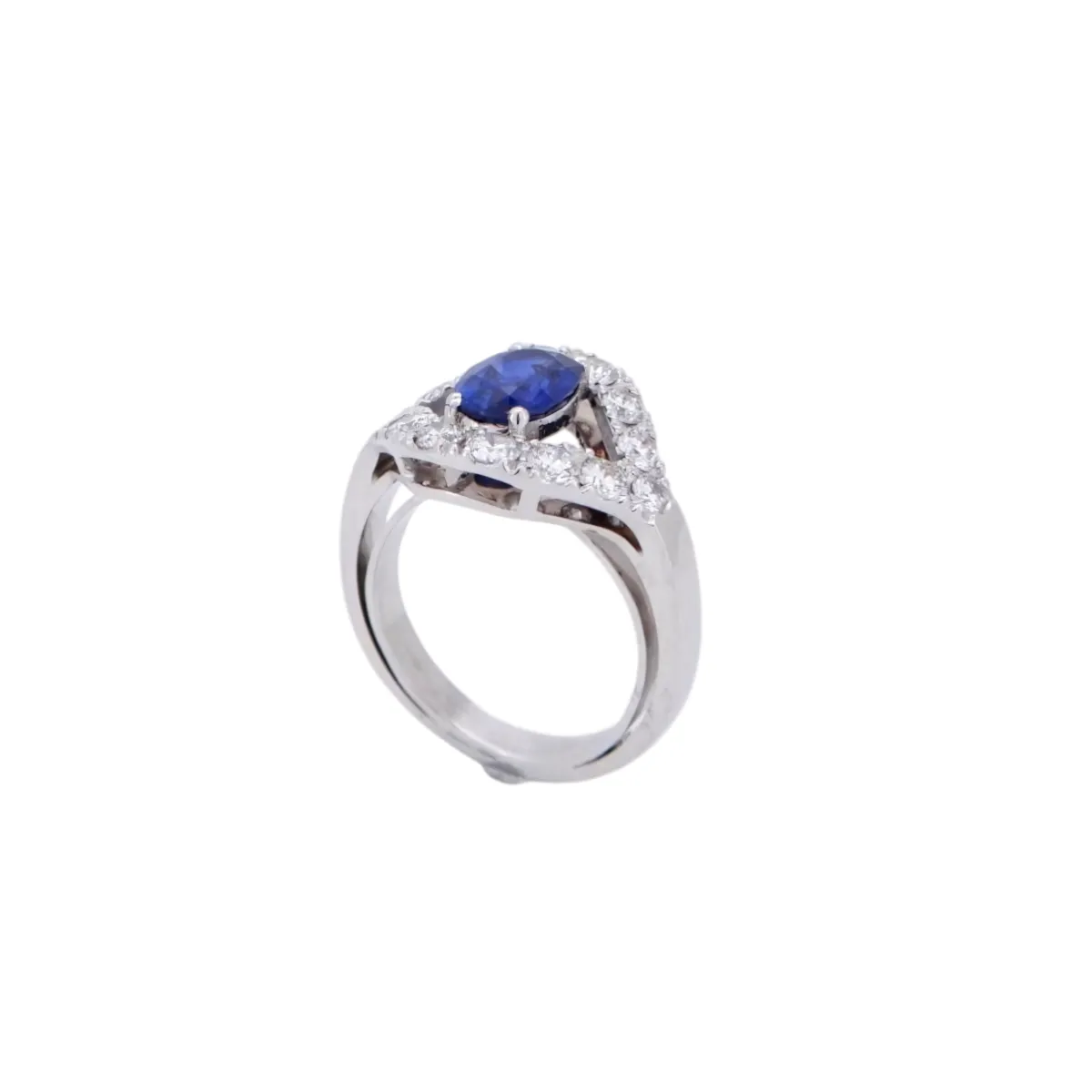 Bague en or blanc avec saphir ovale et entourage de diamants en pavage