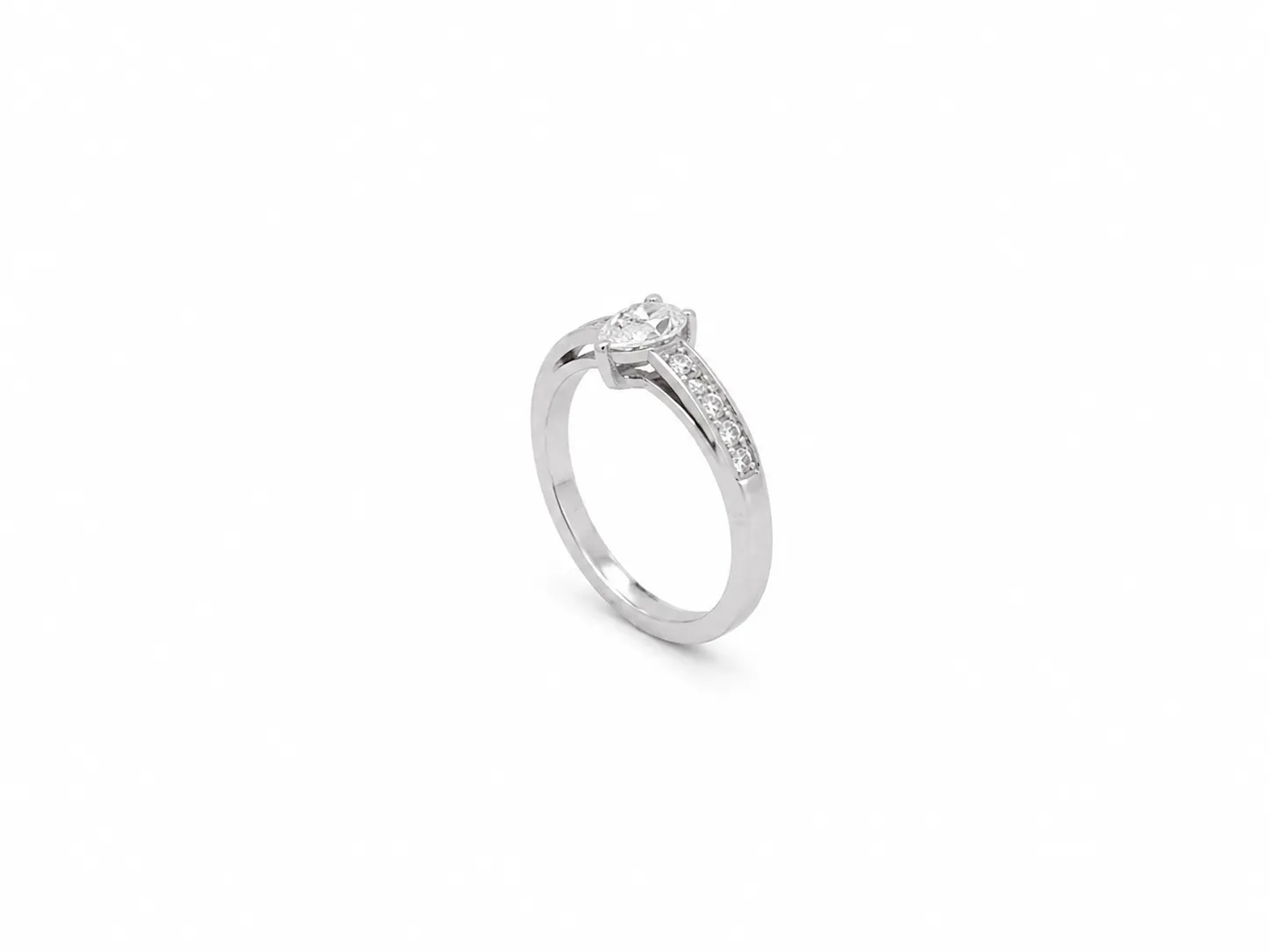 Bague en or blanc 18 carats ornée d\'un diamant taille poire et d\'un pavage de diamants, bijou de haute joaillerie raffiné pour une demande en mariage.