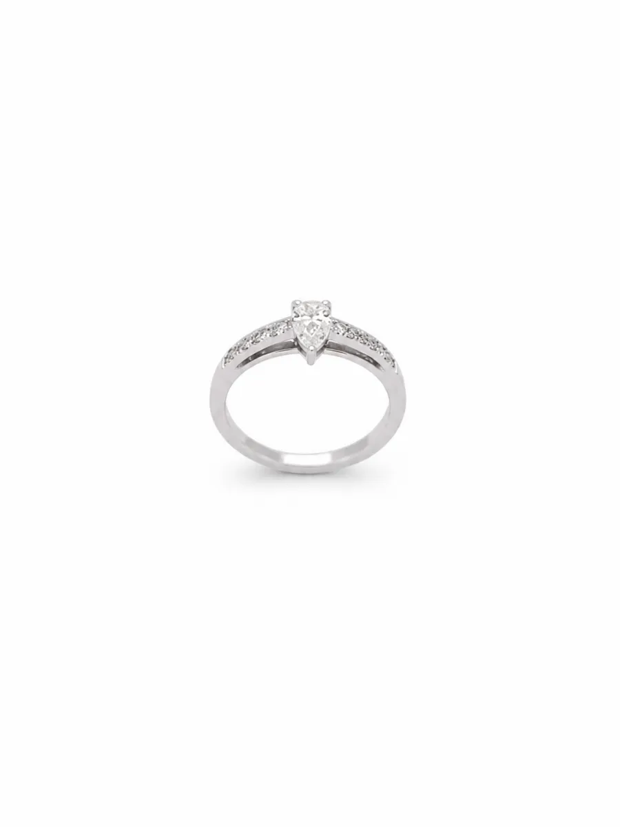 Bague de fiançailles en or blanc 18 carats sertie d\'un diamant taille poire avec pavage de diamants sur l\'anneau, création élégante et intemporelle.