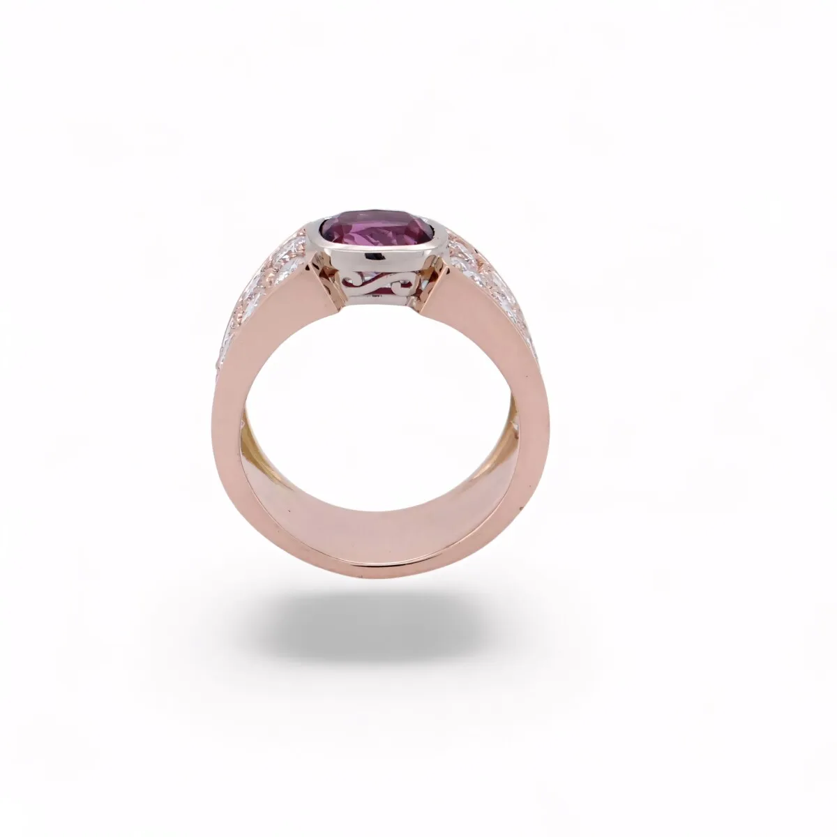 Bague joaillière en or rose sertie d’un rubis ovale entouré de diamants en serti pavé